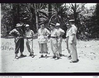 LAE, NEW GUINEA. 1943-10-01. A GROUP OF OFFICERS WHO TOOK PART IN A CONFERENCE AT HEADQUARTERS, 5TH AUSTRALIAN DIVISION. SHOWN: LIEUTENANT GENERAL MACKAY; LIEUTENANT GENERAL HERRING; MAJOR GENERAL ..