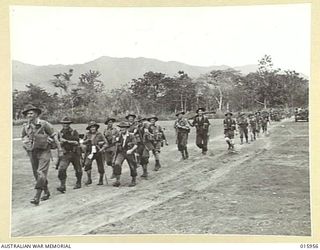 1943-10-08. NEW GUINEA. BEYOND KAIAPIT. AUSTRALIAN TROOPS MOVE FORWARD OVER A DRIED RIVER BED NEAR THE MAIIANG RIVER. (NEGATIVE BY G. SHORT)