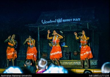 Oahu - International Market - Samoan dancing