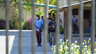 Stand off continues at closed Manus Island detention centre
