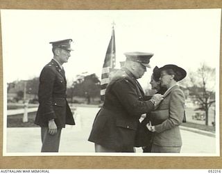 MELBOURNE, AUSTRALIA. 1943-06-03. PRESENTATION OF AMERICAN DISTINGUISHED SERVICE CROSSES (DSC) TO MRS OWEN, (WIFE OF LIEUTENANT COLONEL W. T. OWEN), AND MRS WALKER, (MOTHER OF LIEUTENANT I. ..