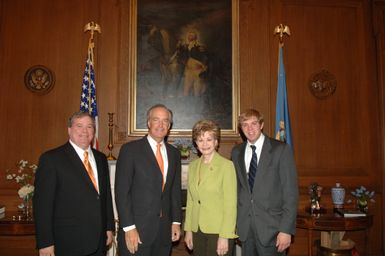 [Assignment: 48-DPA-06-25-07_SOI_K_Bordallo] Secretary Dirk Kempthorne [and aides meeting at Main Interior] with group led by Madeleine Bordallo, [Delegate from Guam to the U.S. House of Representatives] [48-DPA-06-25-07_SOI_K_Bordallo_DOI_4610.JPG]