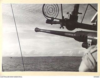 AT SEA, OFF BUIN, BOUGAINVILLE. 1945-08-20. JAPANESE BARGES CARRYING ENVOY FOR PRELIMINARY SURRENDER DISCUSSIONS APPROACHING THE CORVETTE HMAS LITHGOW, ESCORTED BY THREE RAN MOTOR LAUNCHES. BOFORS ..