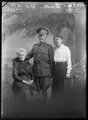 Portrait of an unidentified soldier and two unidentified women [inscribed Banks]
