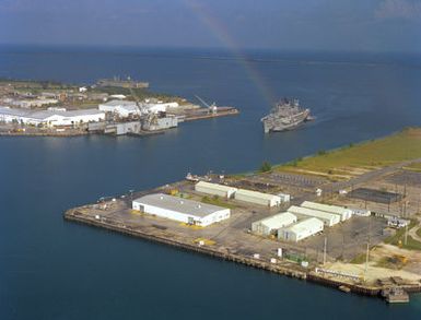 The amphibious command ship USS BLUE RIDGE (LCC 19) enters the harbor