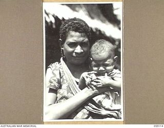 HOPOI, NEW GUINEA, 1943-10-20. PORTRAIT OF SAGIN AND HER PICCANINNY, MASSAWAWI
