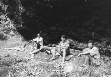 ["gräs, berg, buskar, stockar, mäniskor, män, fotografi, photograph"]