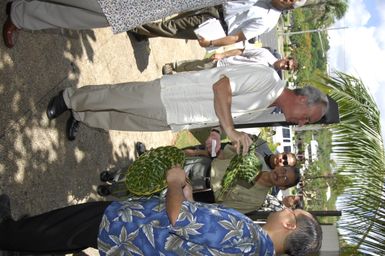 [Assignment: 48-DPA-SOI_K_Guam_6-6-7-07] Pacific Islands Tour: Visit of Secretary Dirk Kempthorne [and aides] to Guam, U.S. Territory [48-DPA-SOI_K_Guam_6-6-7-07__DI11178.JPG]