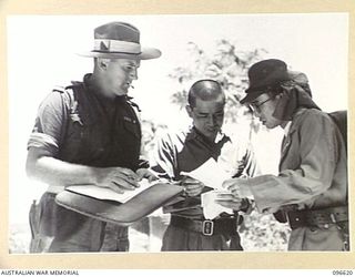 BONIS PENINSULA, BOUGAINVILLE. 1945-09-15. MEMBERS OF HEADQUARTERS 2 CORPS, PREPARED FOR SURRENDER DISCUSSIONS WITH THE JAPANESE, WENT ASHORE AT JAPANESE NAVAL HEADQUARTERS, BONIS PENINSULA. SHOWN, ..
