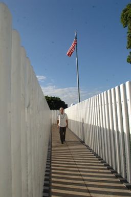[Assignment: 48-DPA-09-30-08_SOI_K_NPS_Arizona] Visit of Secretary Dirk Kempthorne and aides to the U.S.S. Arizona Memorial, Pearl Harbor, Honolulu, Hawaii, [for tours, discussions with local officials] [48-DPA-09-30-08_SOI_K_NPS_Arizona_DOI_0968.JPG]