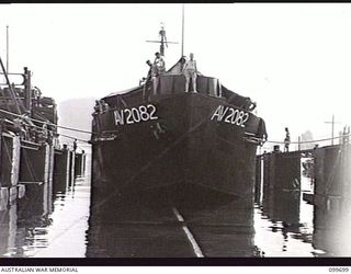 RABAUL, NEW BRITAIN, 1946-01-30. A PREFABRICATED FLOATING DOCK, 400 TONS, WAS ASSEMBLED BY 13 WATER TRANSPORT WORKSHOPS, CORPS OF AUSTRALIAN ELECTRICAL AND MECHANICAL ENGINEERING, AT RABAUL, PARTS ..