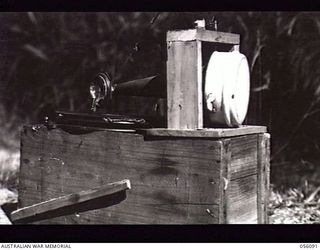 EDIE CREEK, NEW GUINEA. 1943-08-15. GRAMOPHONE MADE BY AN INGENIOUS SAPPER OF HEADQUARTERS, ROYAL AUSTRALIAN ENGINEERS, 11TH AUSTRALIAN DIVISION, NEW GUINEA FORCE, TO PROVIDE MUSIC IN THE TROOPS' ..