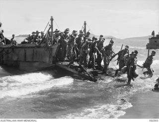 BOUGAINVILLE. 1945-05-25. TROOPS OF 31/51 INFANTRY BATTALION COMING ASHORE FROM BARGES ONTO THE BEACH IN THE NORTH BOUGAINVILLE AREA WHERE THEY WILL GO INTO ACTION UNDER 11 INFANTRY BRIGADE