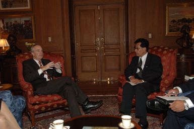 [Assignment: 48-DPA-02-05-08_SOI_K_Mori] Secretary Dirk Kempthorne [meeting at Main Interior] with delegation from the Federated States of Micronesia, led by Micronesia President Emanuel Mori [48-DPA-02-05-08_SOI_K_Mori_DOI_9651.JPG]