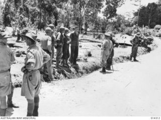 1943-02-04. PAPUA. HUGGINS GAP. GENERAL HERRING ON A TRIP TO THE SANANANDA FRONT TALKS TO AMERICAN OFFICERS AT HUGGINS GAP. (NEGATIVE BY BOTTOMLEY)