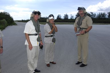 [Assignment: 48-DPA-SOI_K_Guam_6-6-7-07] Pacific Islands Tour: Visit of Secretary Dirk Kempthorne [and aides] to Guam, U.S. Territory [48-DPA-SOI_K_Guam_6-6-7-07__DI11517.JPG]