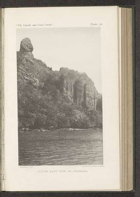 ["Gezicht op een rotswand aan de oostkant van Beqa", "Cliffs, east side of Mbengha"]