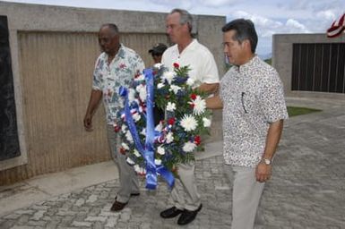 [Assignment: 48-DPA-SOI_K_Guam_6-6-7-07] Pacific Islands Tour: Visit of Secretary Dirk Kempthorne [and aides] to Guam, U.S. Territory [48-DPA-SOI_K_Guam_6-6-7-07__DI11425.JPG]