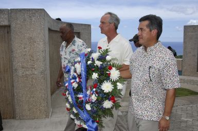 [Assignment: 48-DPA-SOI_K_Guam_6-6-7-07] Pacific Islands Tour: Visit of Secretary Dirk Kempthorne [and aides] to Guam, U.S. Territory [48-DPA-SOI_K_Guam_6-6-7-07__DI11424.JPG]