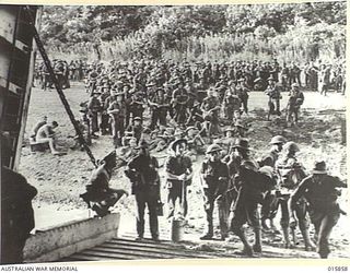 1943-09-29. NEW GUINEA. ATTACK ON FINSCHHAFEN. AT THE EMBARKATION POINT TROOPS AWAIT ORDERS TO BOARD A LANDING BARGE. (NEGATIVE BY MILITARY HISTORY NEGS.)