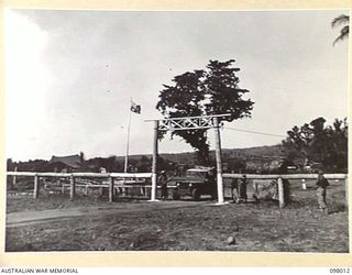 TALILI, NEW BRITAIN. 1945-10-12. MEMBERS OF 11 DIVISION AT THE ROAD BLOCK AT THE END OF THE AUSTRALIAN AREA ON THE NORTH COAST ROAD