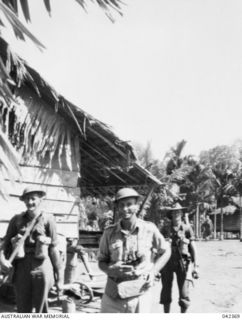 9TH AUSTRALIAN DIVISION, UNDER THE COMMAND OF NX7 MAJOR-GENERAL G.F. WOOTTEN, CBE, DSO, ED, IN THE FIRST AUSTRALIAN AMPHIBIOUS OPERATION SINCE GALLIPOLI, LANDS AT LAE. NX392 BRIGADIER R.N.L. ..