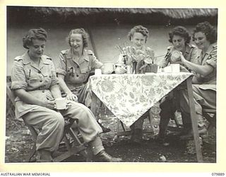 NEW BRITAIN. 1945-03-20. MEMBERS OF THE ARMY MEDICAL WOMEN'S SERVICE ENJOY A WELL EARNED CUP OF TEA AFTER A BUSY MORNING UNPACKING. IDENTIFIED PERSONNEL ARE: VFX64969 PRIVATE F. STEEL (1); VFX94669 ..