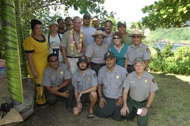 [Assignment: 48-DPA-SOI_K_Amer_Sam] Pacific Islands Tour: Visit of Secretary Dirk Kemmpthorne [and aides] to American Samoa, U.S. Territory [48-DPA-SOI_K_Amer_Sam__DI15307.JPG]