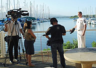 US Navy (USN) Aviatin Structural Mechanic First Class (AM1) Larry Cummins, Patrl Recnnaissance Squadrn 2 (VPU-2), Wizards, Marine Crps Base Hawaii (MCBH) Kanehe Bay, Hawaii (HI), speaks t the media abut his rescue f a 15-year-ld girl n January 17th, at the Waikiki Yacht Club pier. The girl was in a car driven by her step-grandfather when it plunged int the harbr and began t sink. After diving several times in the murky water USN AM1 Cummins lcated the girl in the back seat and pulled the uncnscius girl ashre, where rescue persnnel n the scene revived her. The CHIEF f Naval Operatins (CNO) will recgnize USN AM1 Cummins fr his lifesaving effrts at an All Hands call...