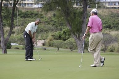 Barack Obama plays golf with Prime Minister Najib Razak, Joe Paulsen, and Mike Brush in Kaneohe Bay, Hawaii, December 24, 2014