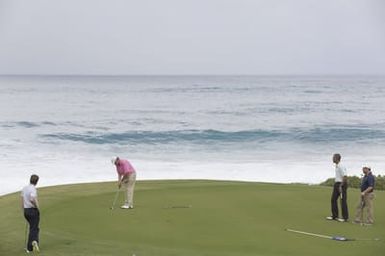 Barack Obama plays golf with Prime Minister Najib Razak, Joe Paulsen, and Mike Brush in Kaneohe Bay, Hawaii, December 24, 2014