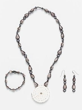 A set consisting of necklace, bracelet and earrings