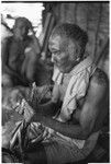 Folofo'u performing divination with cordyline leaves