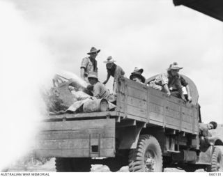 WARD'S DROME, NEW GUINEA. 1943-11-16. TROOPS OF THE 2/5TH AUSTRALIAN FIELD REGIMENT, 7TH AUSTRALIAN DIVISION, PREPARING TO LOAD A LONG 25-POUNDER GUN INTO A DOUGLAS TRANSPORT AIRCRAFT, DURING AN ..