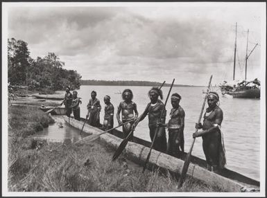 A canoe with its complement of warriors, Lake Murray, Papua New Guinea, 1921? Frank Hurley