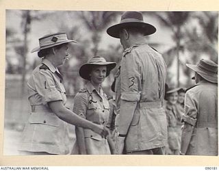 JACQUINOT BAY, NEW BRITAIN. 1945-03-29. LORD WAKEHURST, GOVERNOR OF NEW SOUTH WALES (3), MEETING LIEUTENANT K.N. LYNCH (1), AND LIEUTENANT S.E. DAMMAN (2), DURING HIS VISIT TO THE 2/8 GENERAL ..