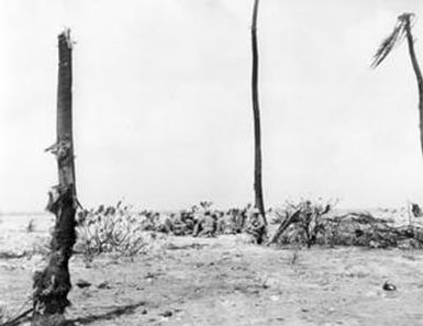 [Marines Setting Up a Gun on Roi Island]