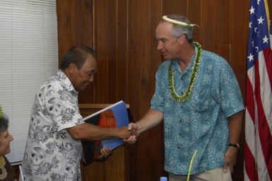 [Assignment: 48-DPA-SOI_K_Pohnpei_6-10-11-07] Pacific Islands Tour: Visit of Secretary Dirk Kempthorne [and aides] to Pohnpei Island, of the Federated States of Micronesia [48-DPA-SOI_K_Pohnpei_6-10-11-07__DI13733.JPG]