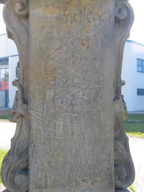 ["Uničov, a column with a statue of St. Anny Samoa, third.", "Uničov, sloup se sochou sv. Anny Samotřetí."]