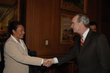 [Assignment: 48-DPA-02-05-08_SOI_K_Mori] Secretary Dirk Kempthorne [meeting at Main Interior] with delegation from the Federated States of Micronesia, led by Micronesia President Emanuel Mori [48-DPA-02-05-08_SOI_K_Mori_DOI_9626.JPG]