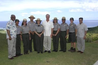 [Assignment: 48-DPA-SOI_K_Guam_6-6-7-07] Pacific Islands Tour: Visit of Secretary Dirk Kempthorne [and aides] to Guam, U.S. Territory [48-DPA-SOI_K_Guam_6-6-7-07__DI11488.JPG]