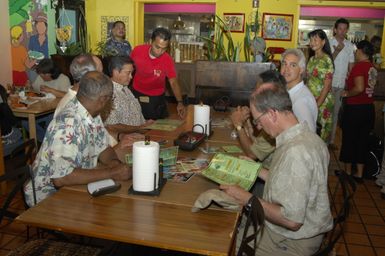 [Assignment: 48-DPA-SOI_K_Guam_6-6-7-07] Pacific Islands Tour: Visit of Secretary Dirk Kempthorne [and aides] to Guam, U.S. Territory [48-DPA-SOI_K_Guam_6-6-7-07__DI11316.JPG]