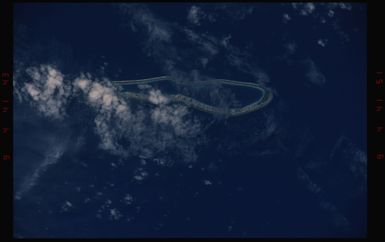 STS050-11-030 - STS-050 - Earth observation scenes of unidentified Tuamotu Archipelago atolls.