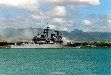 A starboard quarter view of the guided missile cruiser USS COWPENS (CG-63) as the ship arrives in Pearl Harbor.