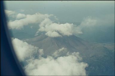Volcanoes seen from the air (2) : Bougainville Island, Papua New Guinea, March1971 / Terence and Margaret Spencer