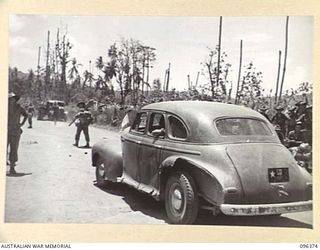 RABAUL, NEW BRITAIN, 1945-09-10. TROOPS OF 4 INFANTRY BRIGADE OCCUPIED THE RABAUL AREA FOLLOWING THE SURRENDER OF THE JAPANESE. THIS SCENE ON THE ROAD TO RABAUL, TAKEN ON THE FIRST DAY OF ..