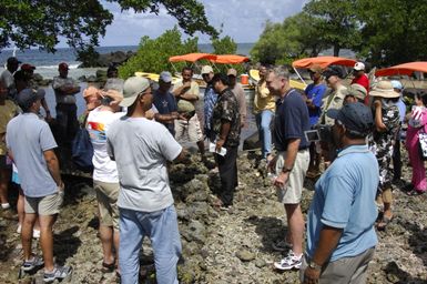 [Assignment: 48-DPA-SOI_K_Pohnpei_6-10-11-07] Pacific Islands Tour: Visit of Secretary Dirk Kempthorne [and aides] to Pohnpei Island, of the Federated States of Micronesia [48-DPA-SOI_K_Pohnpei_6-10-11-07__DI13863.JPG]