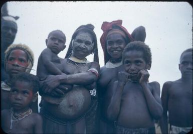 Typical audience of women and children photographed while on patrol : Wahgi Valley, Papua New Guinea, 1954-1955 / Terence and Margaret Spencer