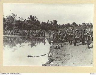 1943-09-29. NEW GUINEA. ATTACK ON FINSCHHAFEN. AT THE EMBARKATION POINT. AUSTRALIAN TROOPS MARCH TO THE LANDING BARGES. (NEGATIVE BY MILITARY HISTORY NEGATIVES)