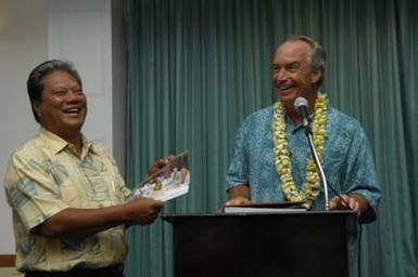 [Assignment: 48-DPA-SOI_K_Majuro_6-11-12-07] Pacific Islands Tour: Visit of Secretary Dirk Kempthorne [and aides] to Majuro Atoll, of the Republic of Marshall Islands [48-DPA-SOI_K_Majuro_6-11-12-07__DI14505.JPG]